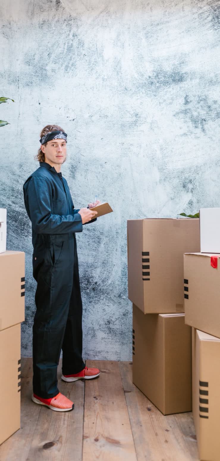 Un operatore controlla le scatole pronte